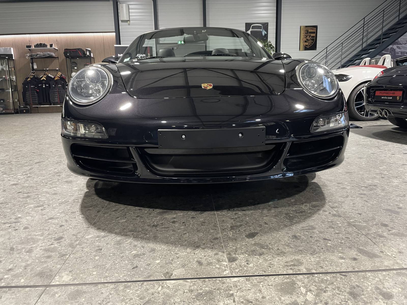 Vue de face : Annonce Porsche 997 Cabriolet occasion 2005 - Face avant iconique chez MY DREAM CAR Nîmes.