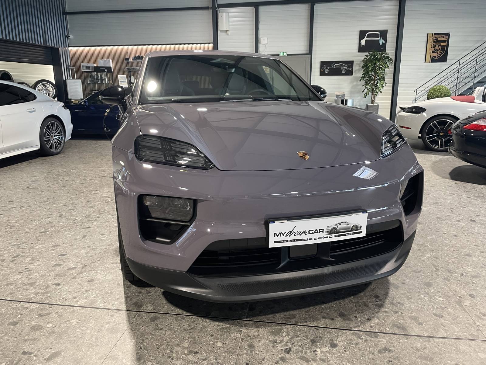 Vente véhicule occasion Porsche Macan II électrique avec jantes 20 pouces et sideblades noirs.