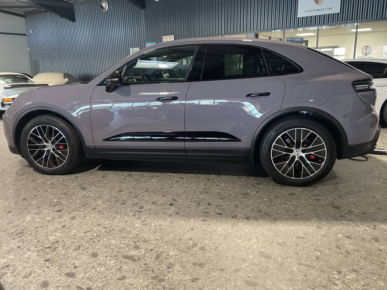 Jantes Macan S 20 pouces et étriers de freins rouges sur Porsche Macan II électrique d'occasion.