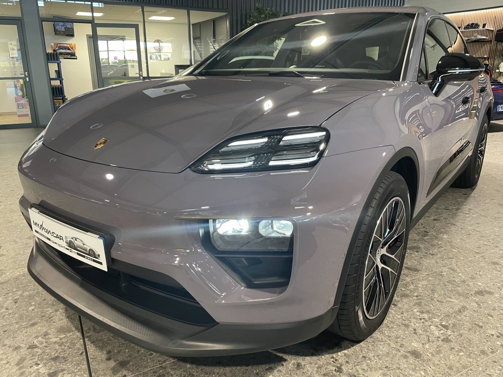 Annonce Porsche Macan II électrique neuf avec phares matriciels à LED teintés exclusifs.