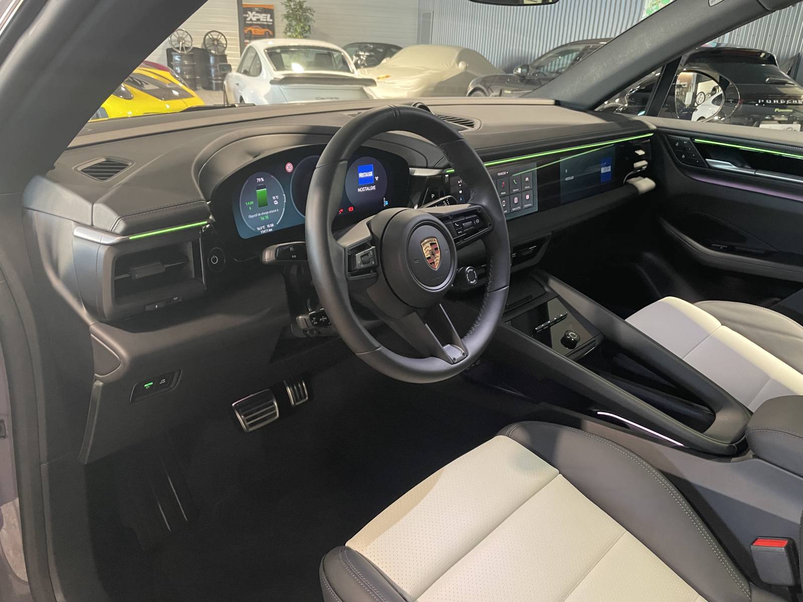 Intérieur cuir étendu bicolore Noir et Beige Calcaire pour cet achat Porsche Macan II électrique.