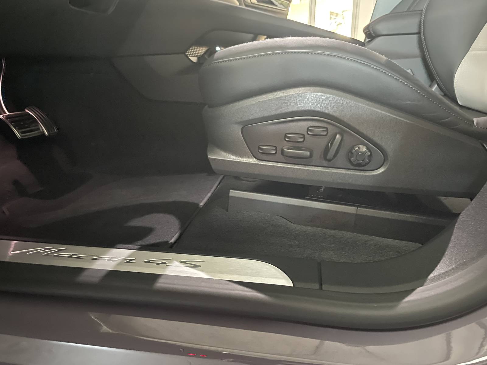 Sièges sport adaptatifs 18 positions pour une vente véhicule occasion Porsche Macan II électrique premium.