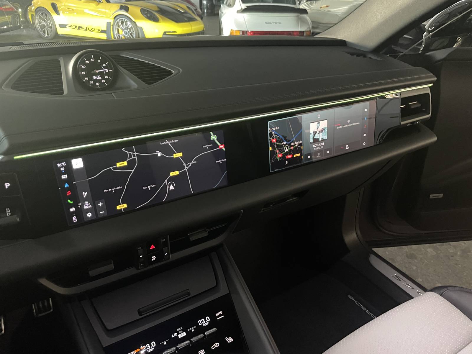 Technologie embarquée et écran passager disponible sur ce véhicule occasion Porsche Macan II électrique.