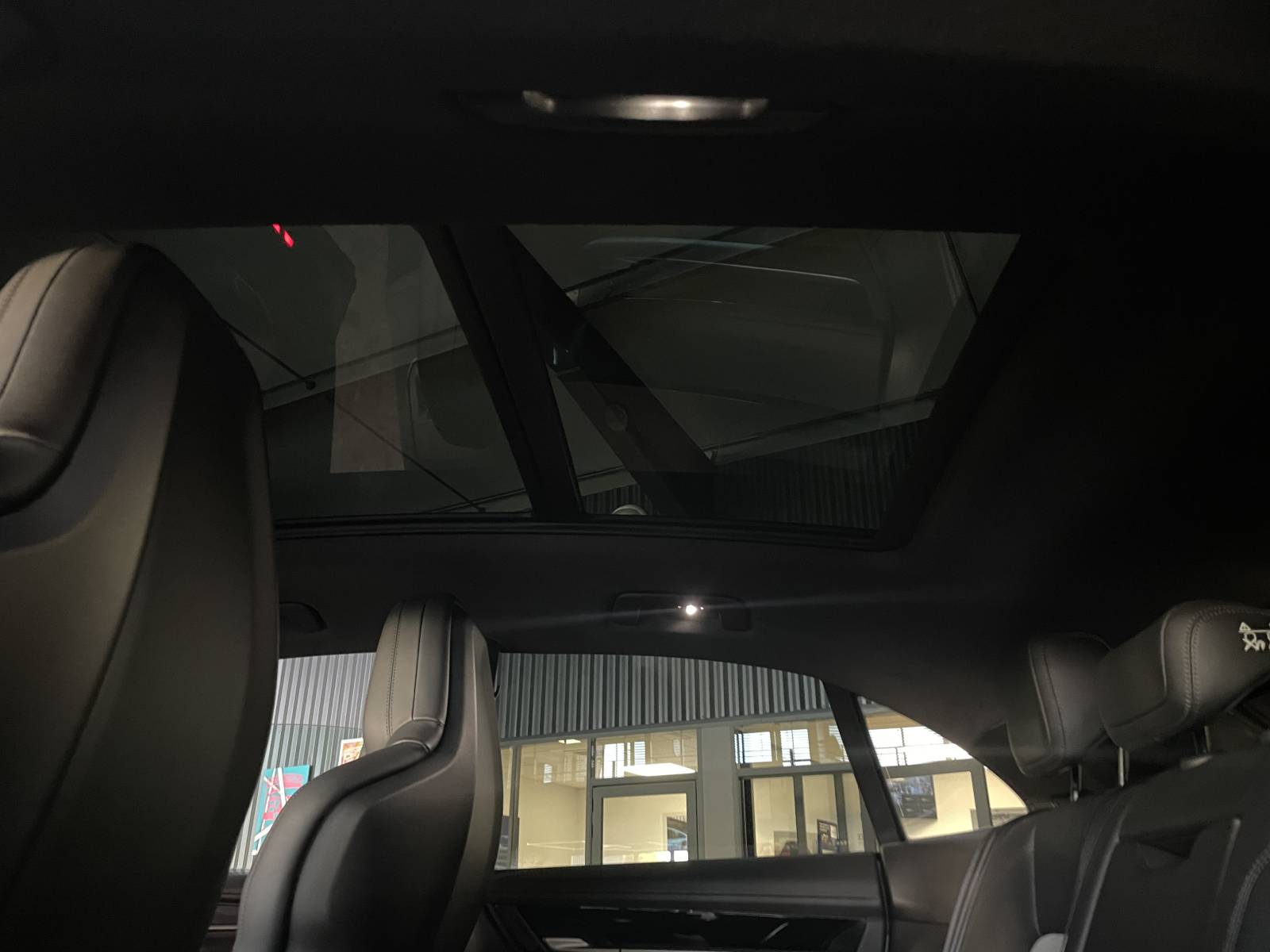 Vue du toit ouvrant panoramique sur l'annonce Porsche Macan II électrique à Nîmes.