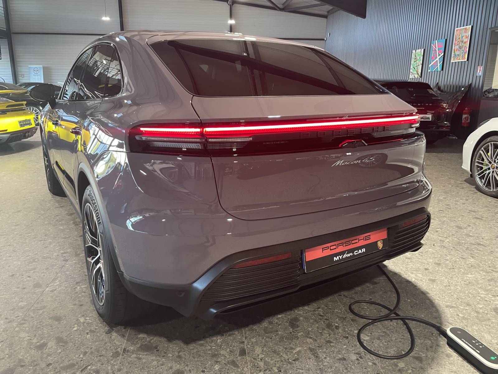 Bandeau lumineux avec lettering Porsche Bleu Glacier sur ce Macan II électrique en vente dans le Gard.
