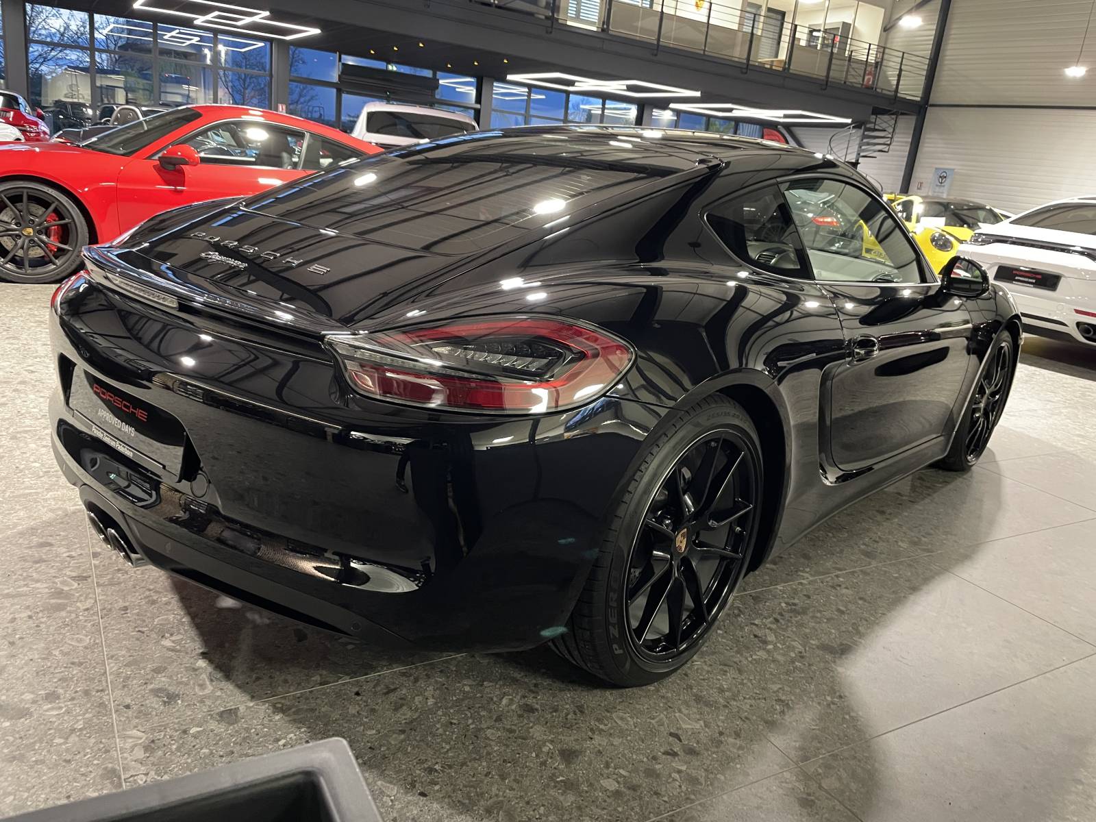 Détail Échappement : Échappement sport actif pour une sonorité Flat-6 authentique.