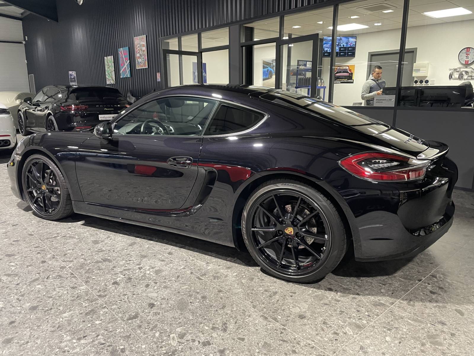 Vue de profil complète : Silhouette élégante du Cayman 981 Black Edition, spécialiste Porsche Gard.