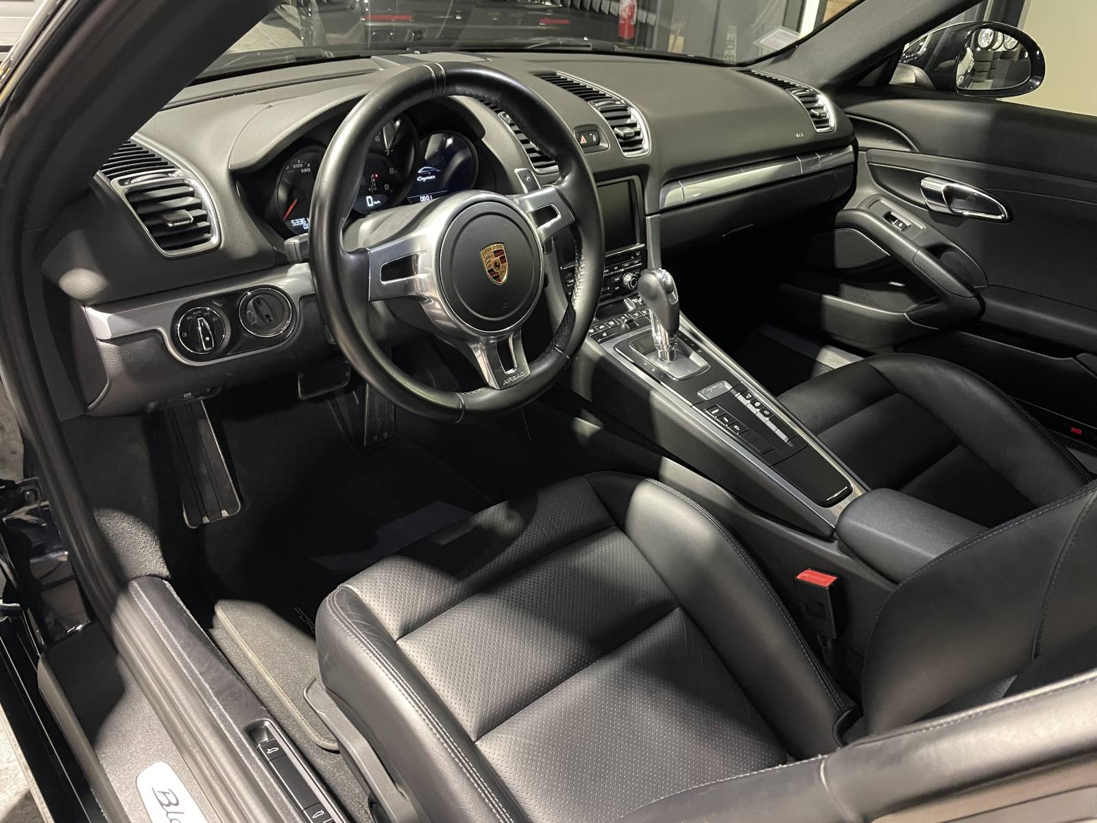 Console centrale : Boîte automatique séquentielle PDK et commandes du pack sport.