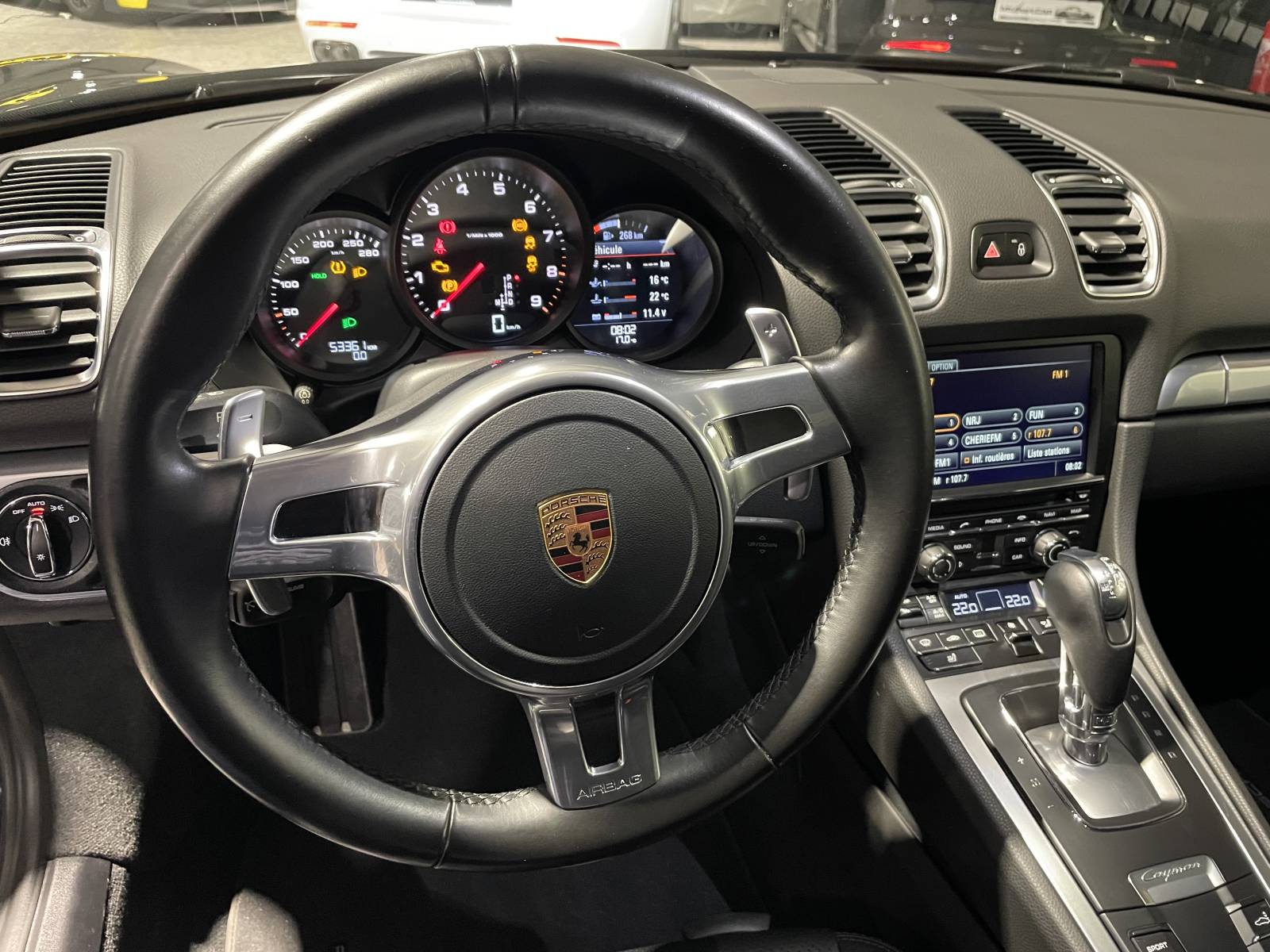 Poste de conduite : Intérieur cuir noir et volant sport 3 branches avec palettes PDK.