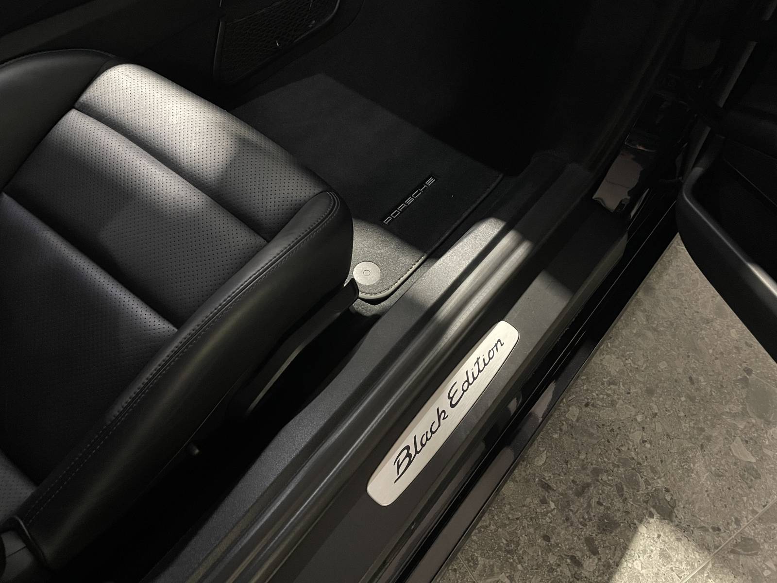 Sièges conducteur : Sièges sport en cuir chauffants et électriques, état irréprochable.