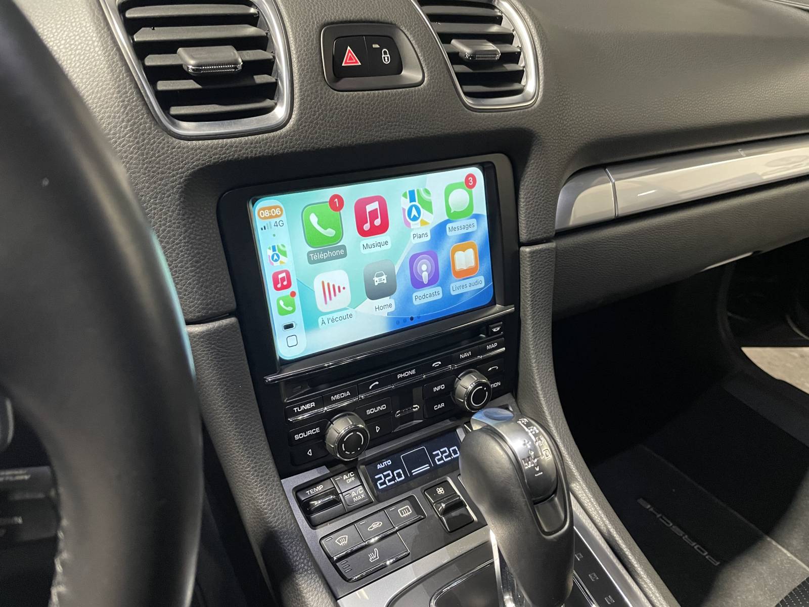 Système Multimédia : Écran tactile avec Apple CarPlay et GPS haute résolution intégré.