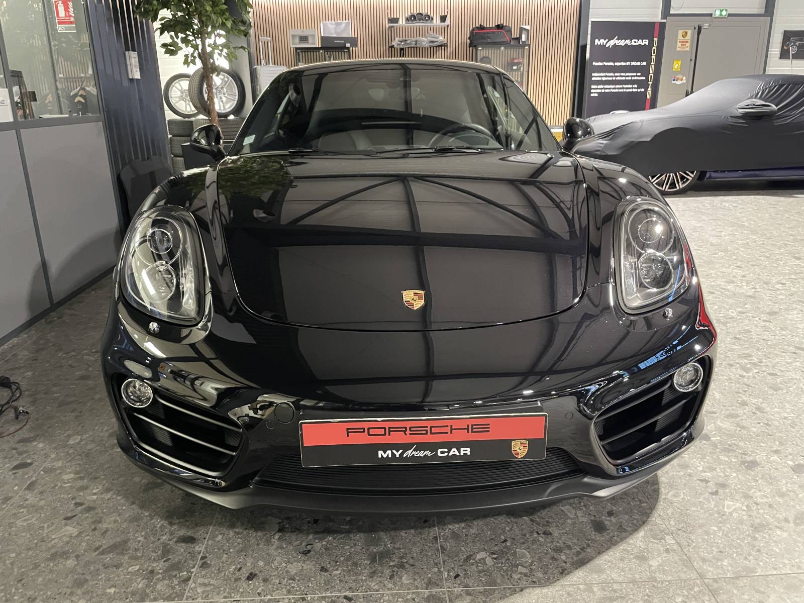 Gros plan Phares : Projecteurs bi-xénon directionnels et feux de jour à LED Porsche 981.