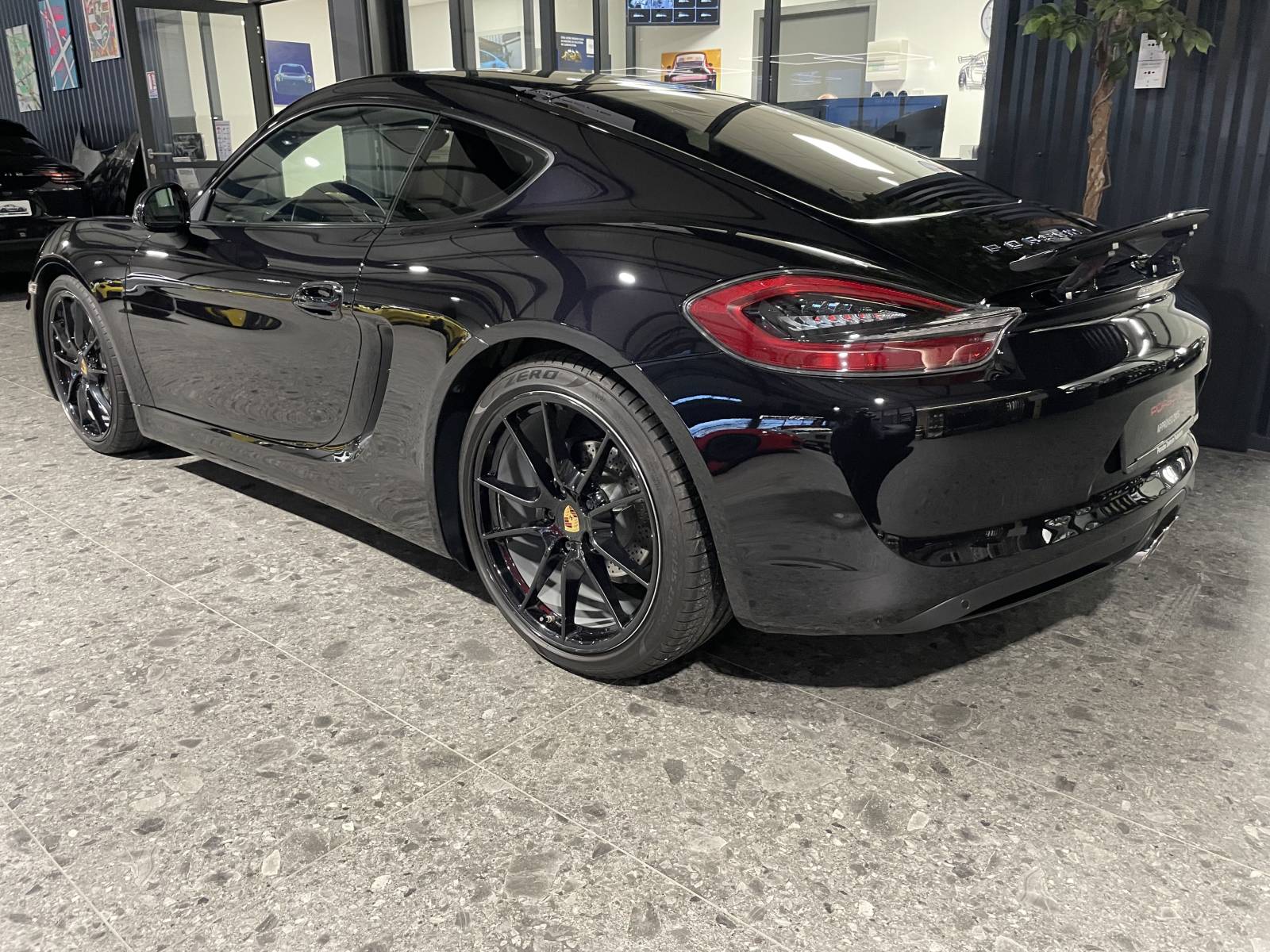 Vue d'ensemble Showroom : Porsche Cayman 981 disponible dans notre garage à Nîmes, Gard.