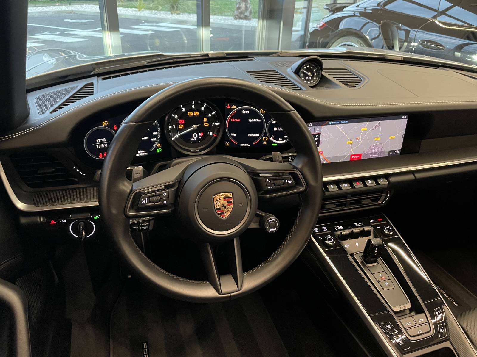 Poste de pilotage Porsche 992 avec volant Sport GT en cuir.