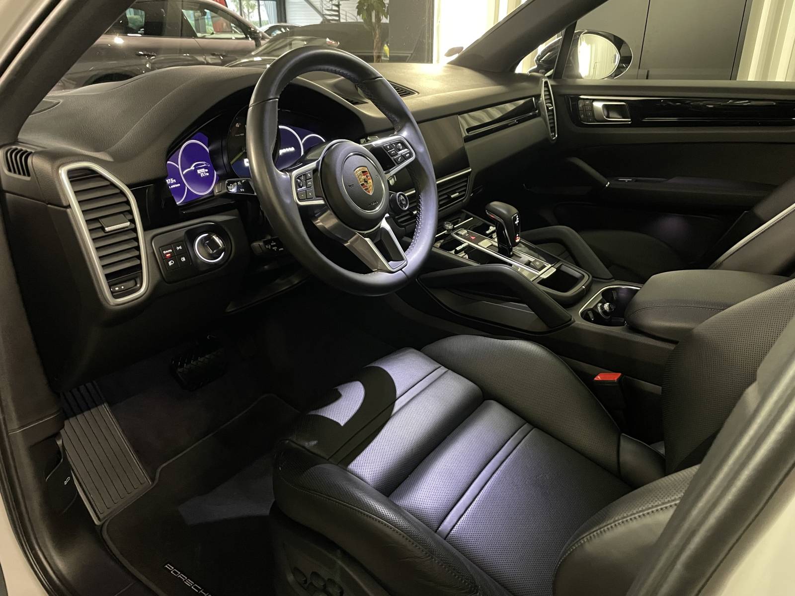 Poste de conduite avec Pack Chrono, l'ADN Porsche à Nîmes