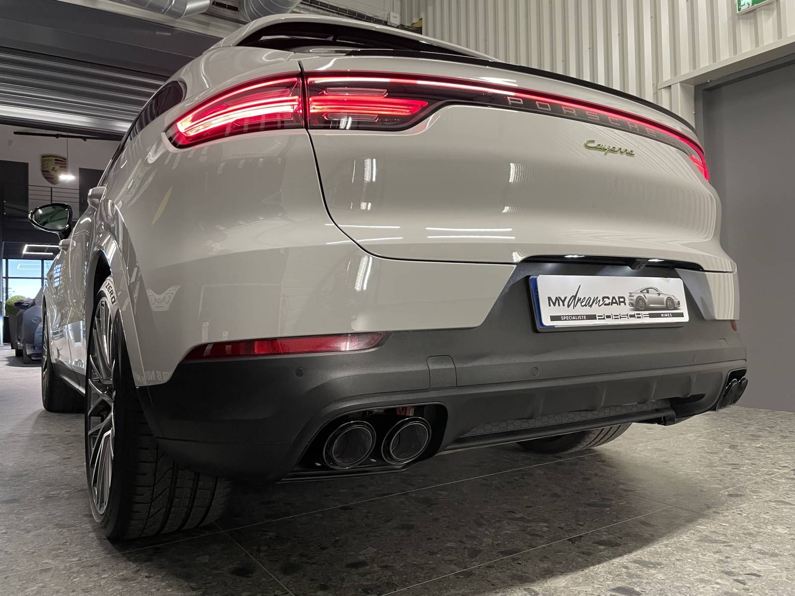 Vue arrière athlétique : le Cayenne Coupé qui fera sensation à Nîmes