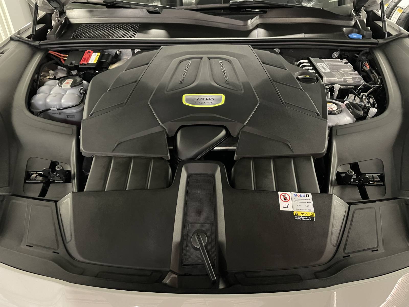 Porsche Cayenne Coupé E-Hybrid disponible chez MY DREAM CAR Nîmes