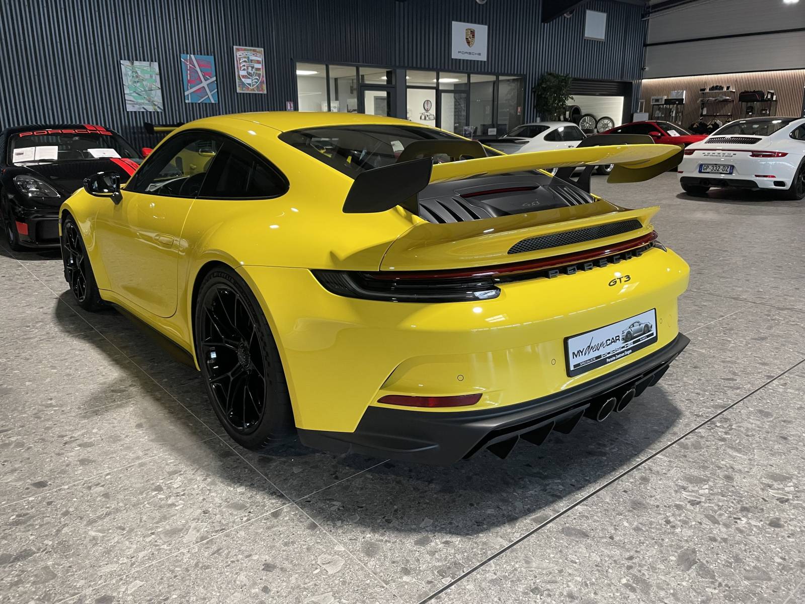 Vue de profil de notre Porsche 992 GT3 d'occasion à la vente, secteur Nîmes Gard.