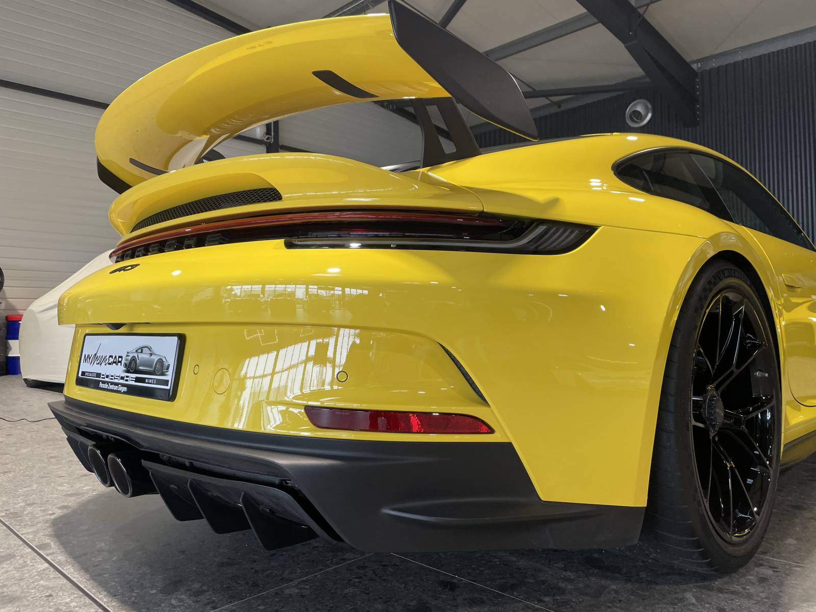 Courbes parfaites de la Porsche 992 GT3 occasion à la vente à Nîmes dans le Gard.