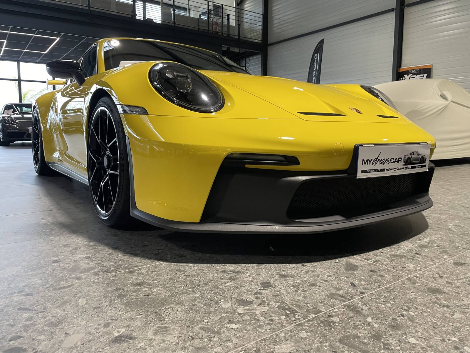 Détail de l'optique avant de la Porsche 992 GT3 d'occasion à la vente à Nîmes, Gard.