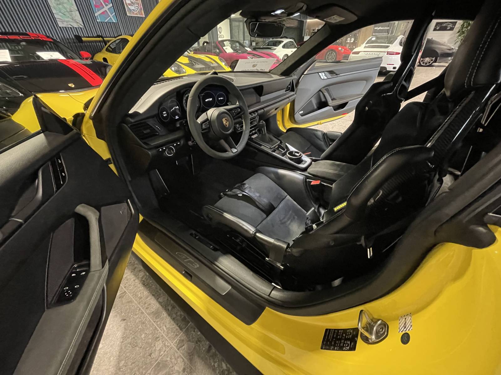 Intérieur sport pour cette Porsche 992 GT3 occasion à la vente à Nîmes (30, Gard).