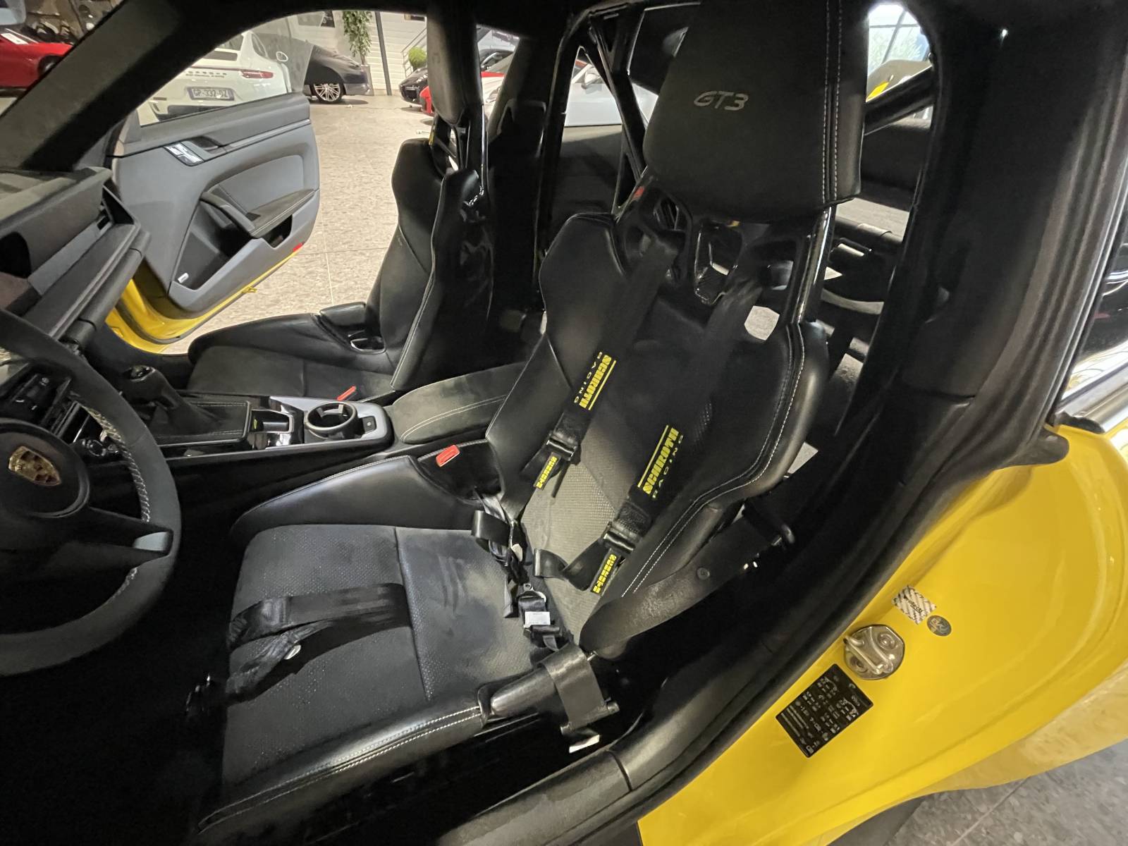 État irréprochable pour cette Porsche 992 GT3 occasion à la vente à Nîmes Gard.