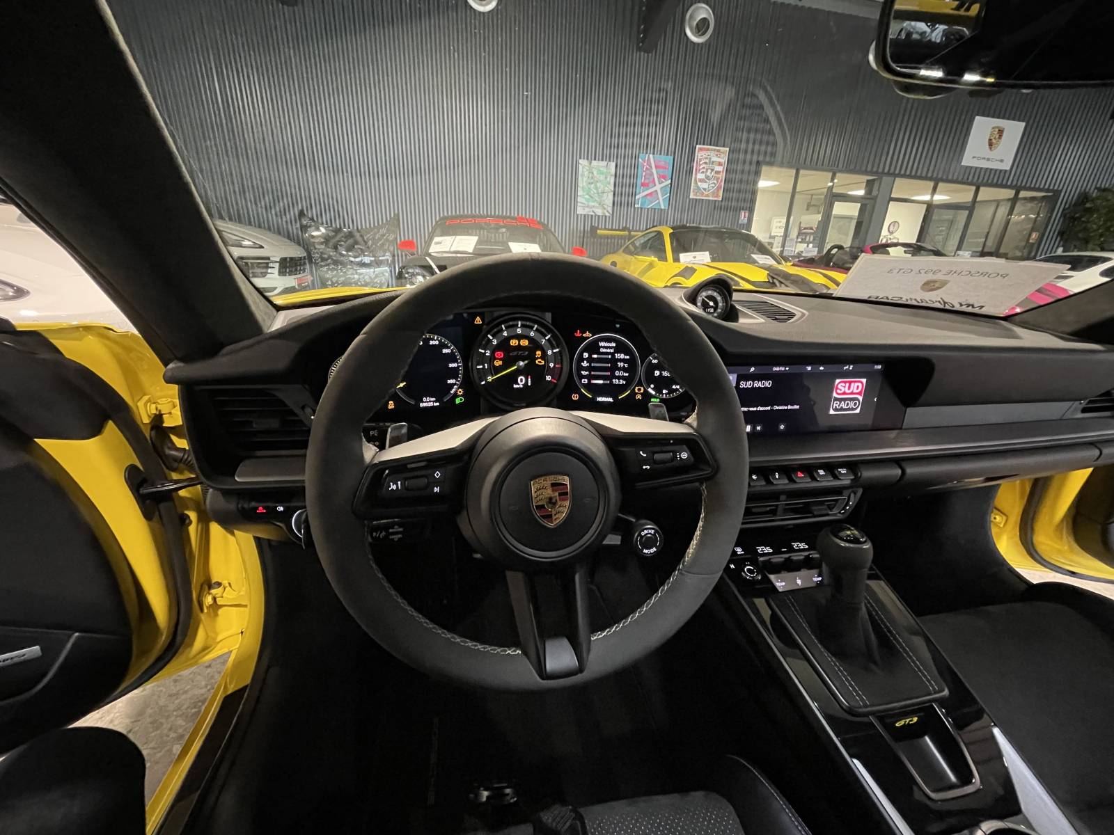 Shooting photo complet de la Porsche 992 GT3 occasion à la vente à Nîmes dans le Gard.  Conseil SEO pour vos images