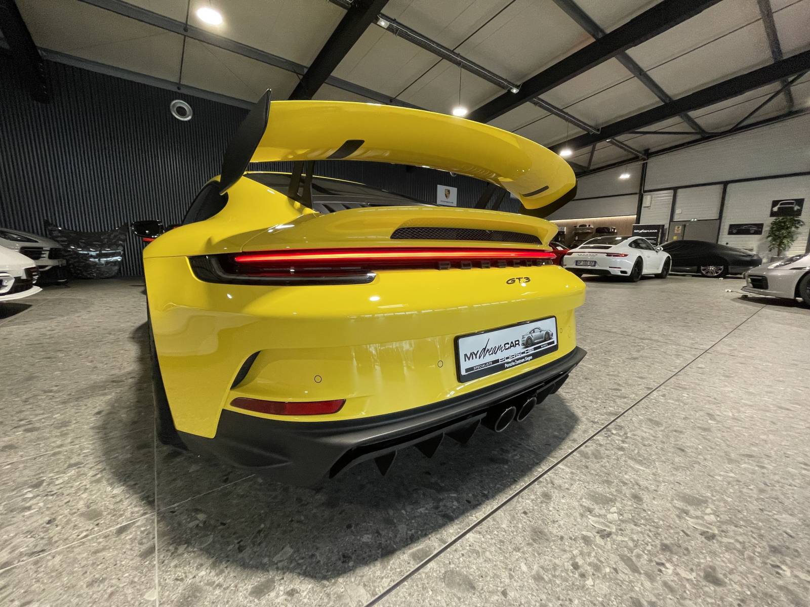 Zoom sur l'aileron mythique de cette Porsche 992 GT3 occasion à la vente à Nîmes, Gard.