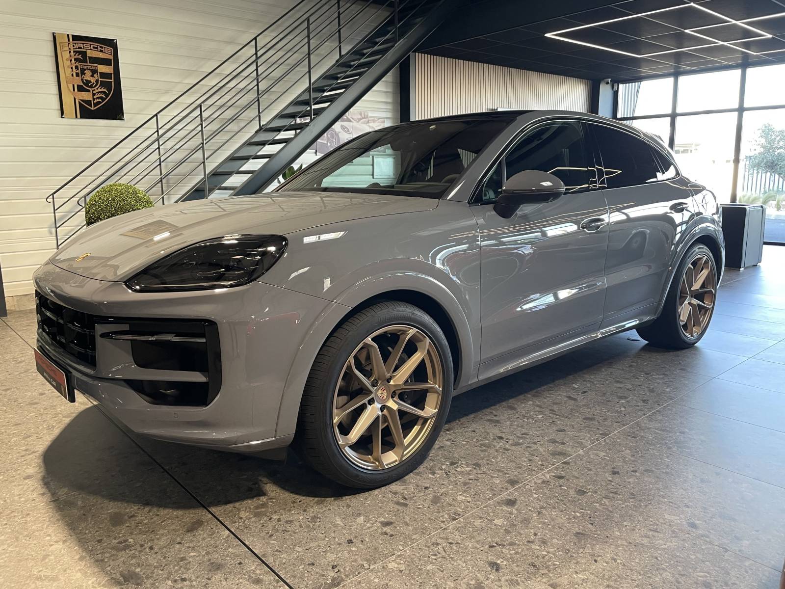 Porsche Cayenne III Coupé E-Hybrid 2024 chez MY DREAM CAR Nîmes.
