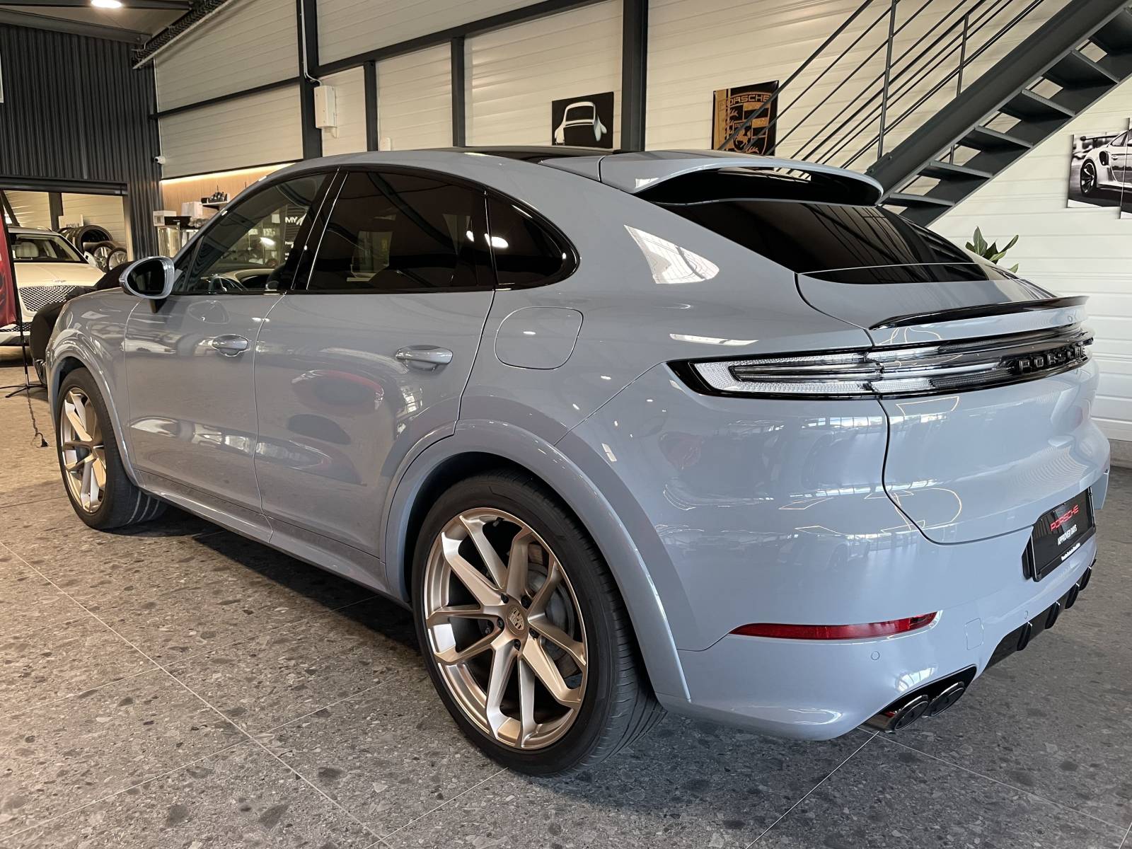 Silhouette athlétique du Cayenne Coupé V6 Hybride dans le Gard.