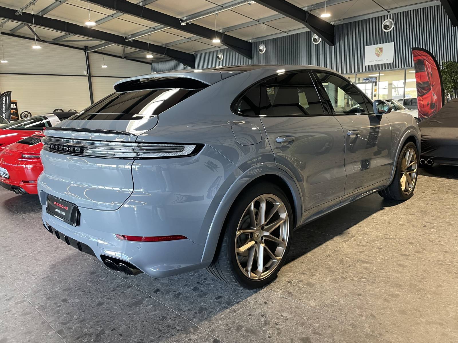 Silhouette athlétique du Cayenne Coupé V6 Hybride dans le Gard.