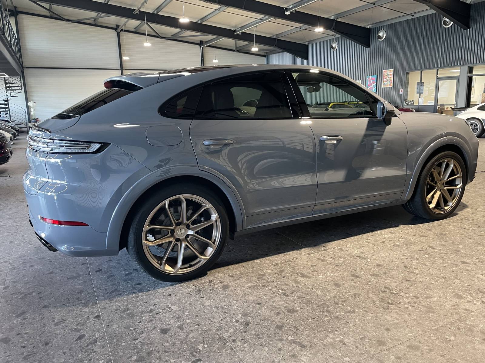 Silhouette athlétique du Cayenne Coupé V6 Hybride dans le Gard.