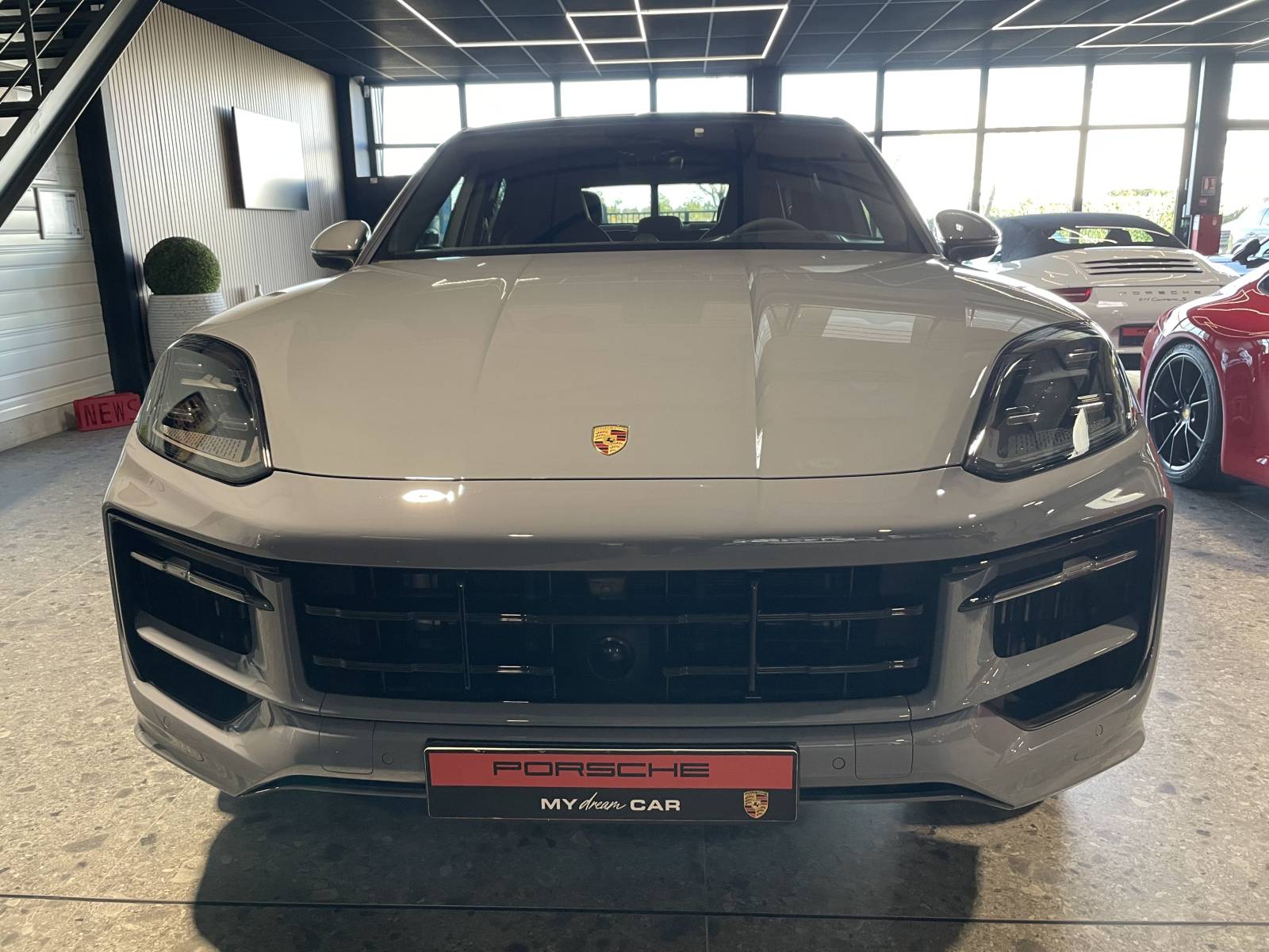 Porsche Cayenne III Coupé E-Hybrid 2024 chez MY DREAM CAR Nîmes.