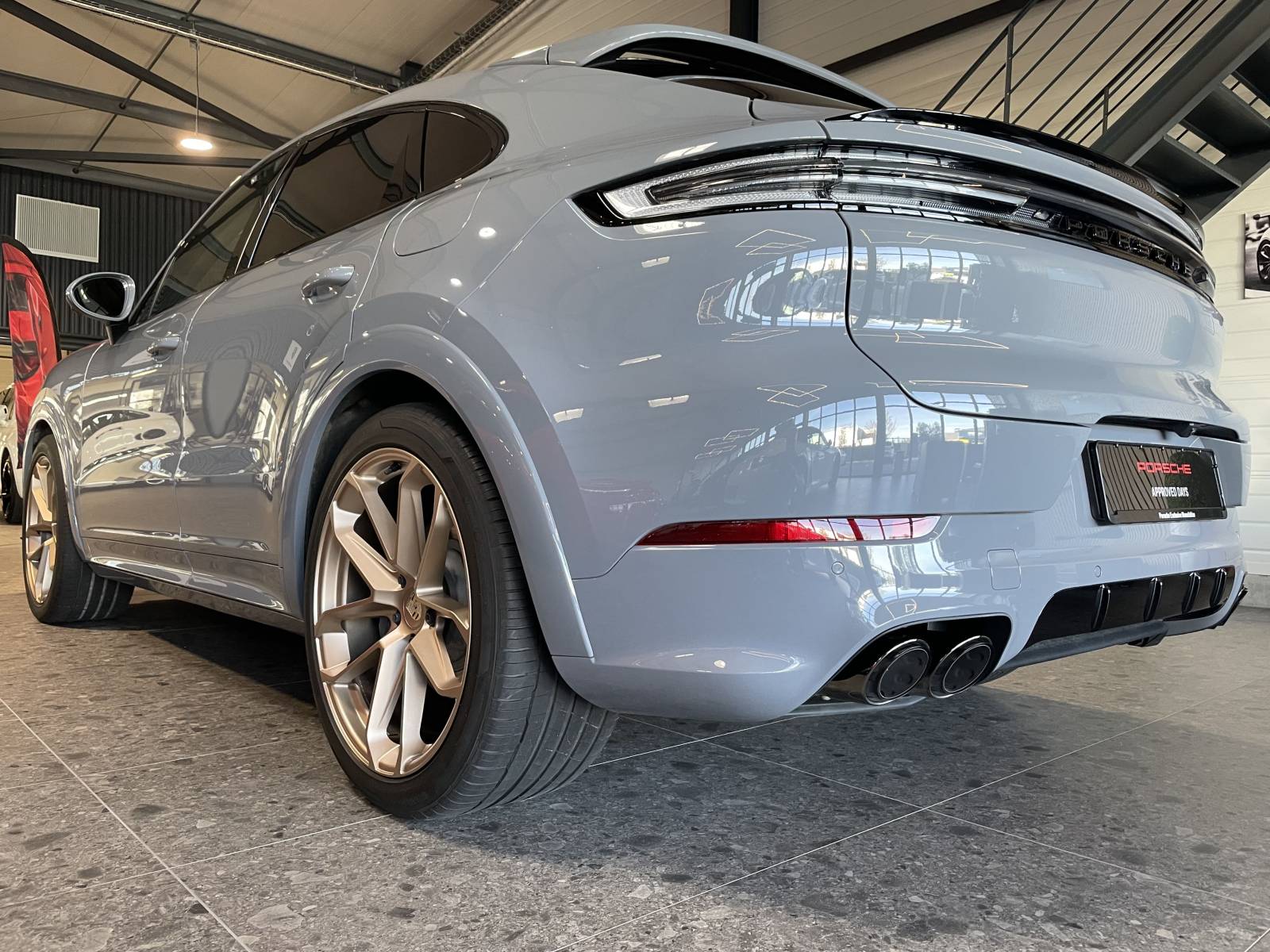 Silhouette athlétique du Cayenne Coupé V6 Hybride dans le Gard.