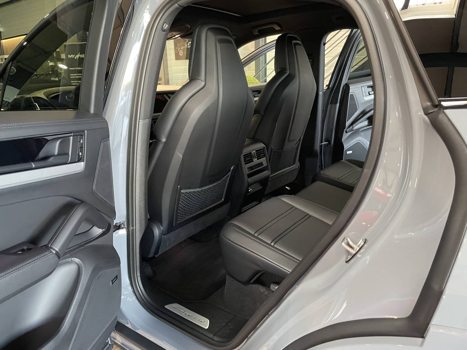 Intérieur cuir luxe avec volant Sport GT multifonction.