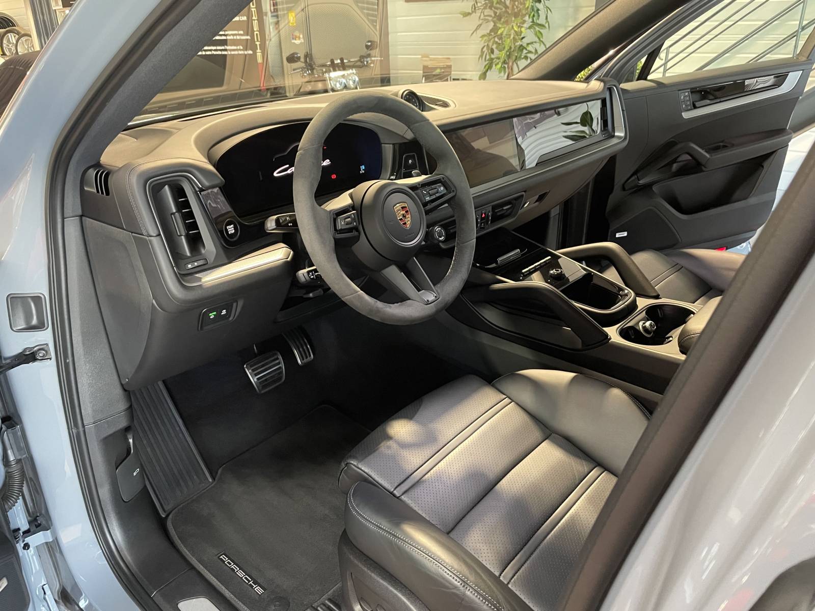 Intérieur cuir luxe avec volant Sport GT multifonction.