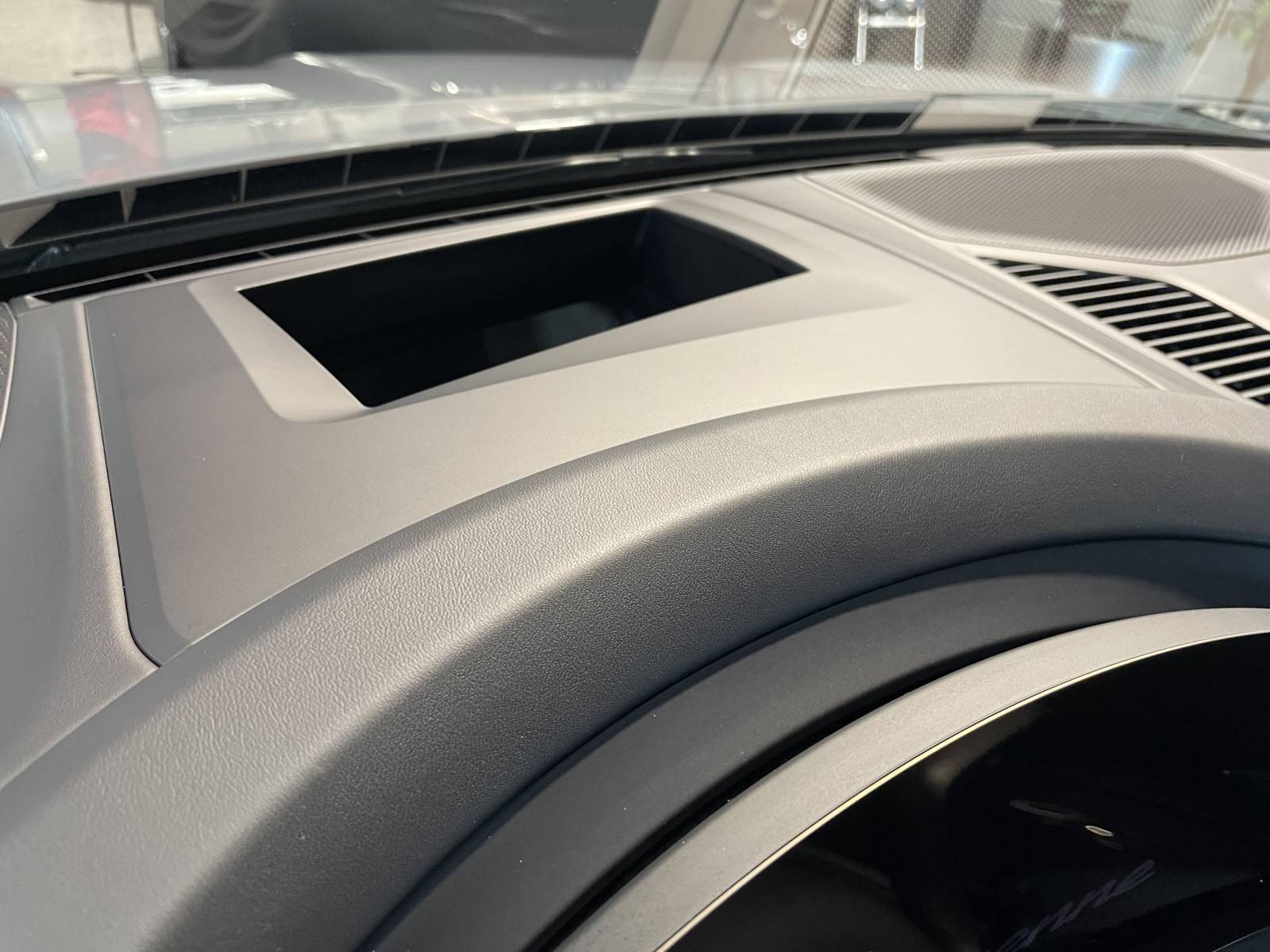 Affichage tête haute (HUD) et navigation Porsche Communication Management.