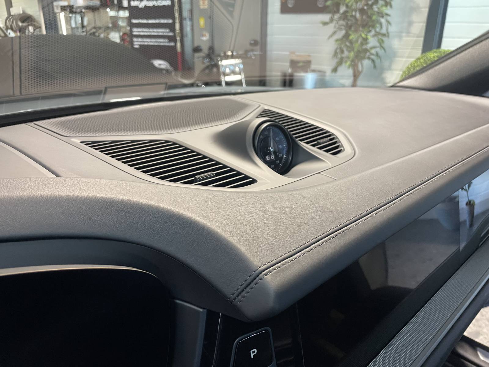 Pack Sport Chrono et boussole centrale sur tableau de bord.