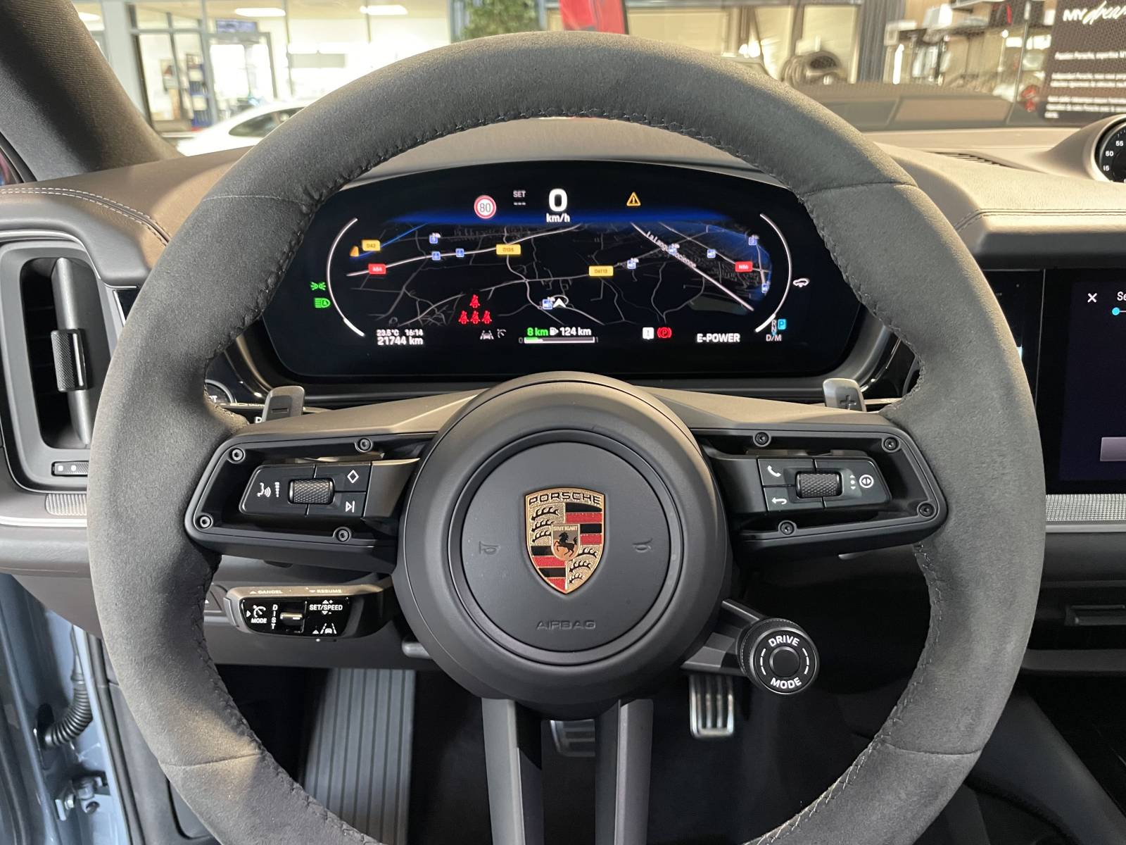 Pack Sport Chrono et boussole centrale sur tableau de bord.