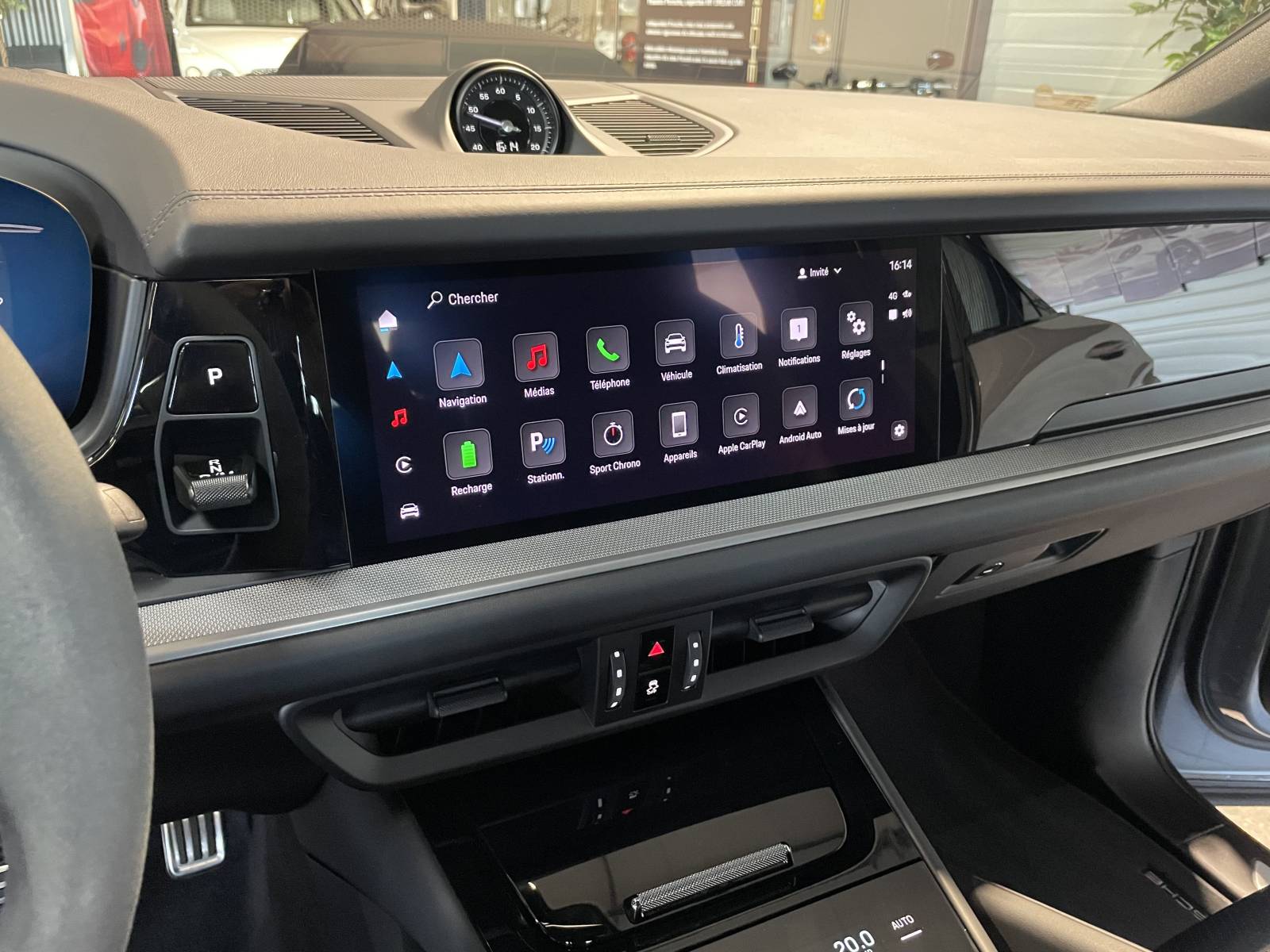 Porsche Cayenne III Coupé E-Hybrid 2024 chez MY DREAM CAR Nîmes.