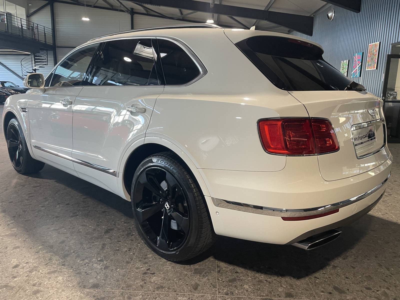 Zoom sur la face avant du Bentley Bentayga 6.0 : voiture de luxe disponible à l'achat (30).