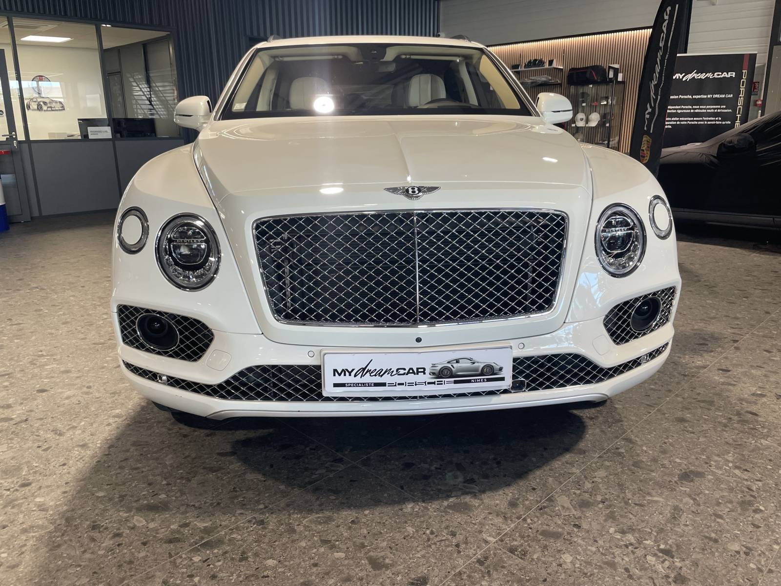 Vente d'une occasion rare dans le Gard : Bentley Bentayga W12 608 ch avec pack Black-line.