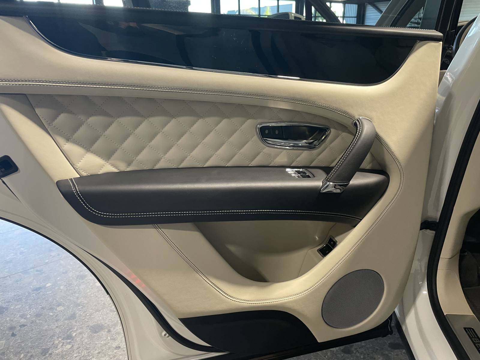 Annonce de luxe dans le Gard : Bentley Bentayga 608 chevaux d'occasion pour client exigeant.