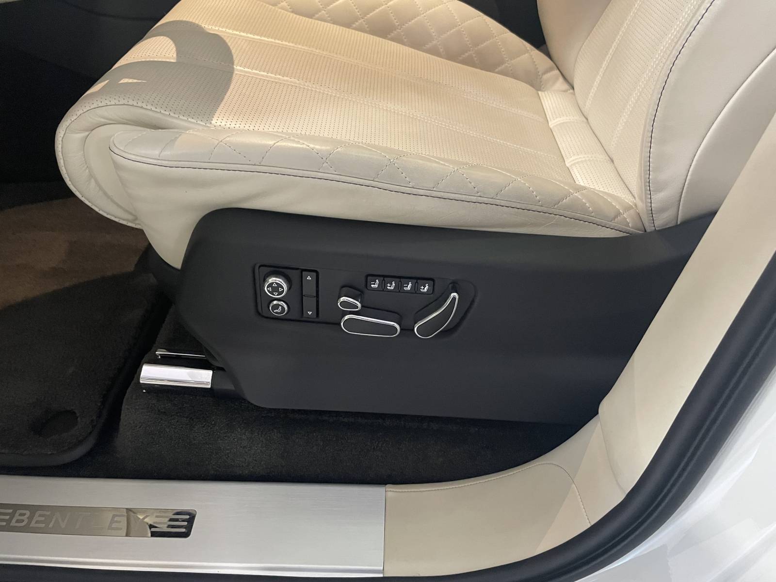 Bentley Bentayga 608 ch : la meilleure occasion de voiture de luxe en vente dans le Gard.