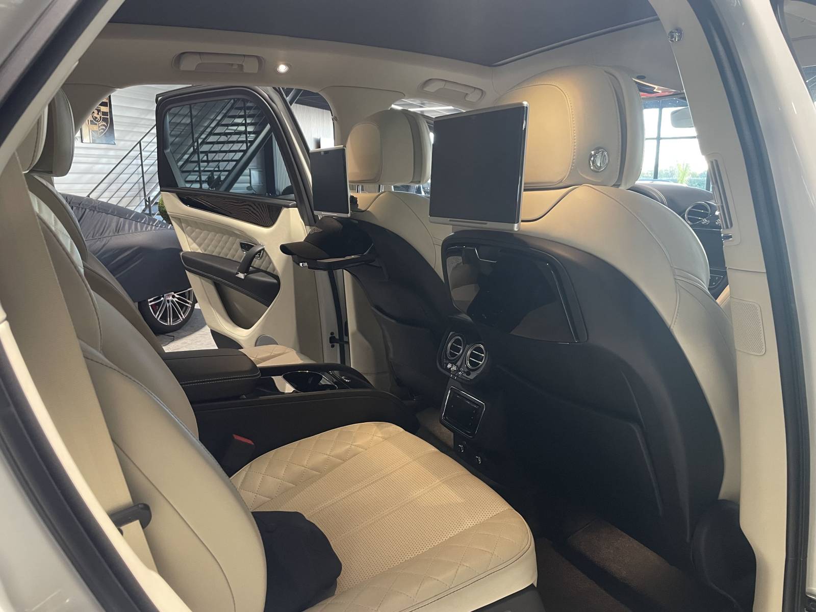 Achat sécurisé à Nimes : Bentley Bentayga W12 6.0 avec historique d'entretien complet