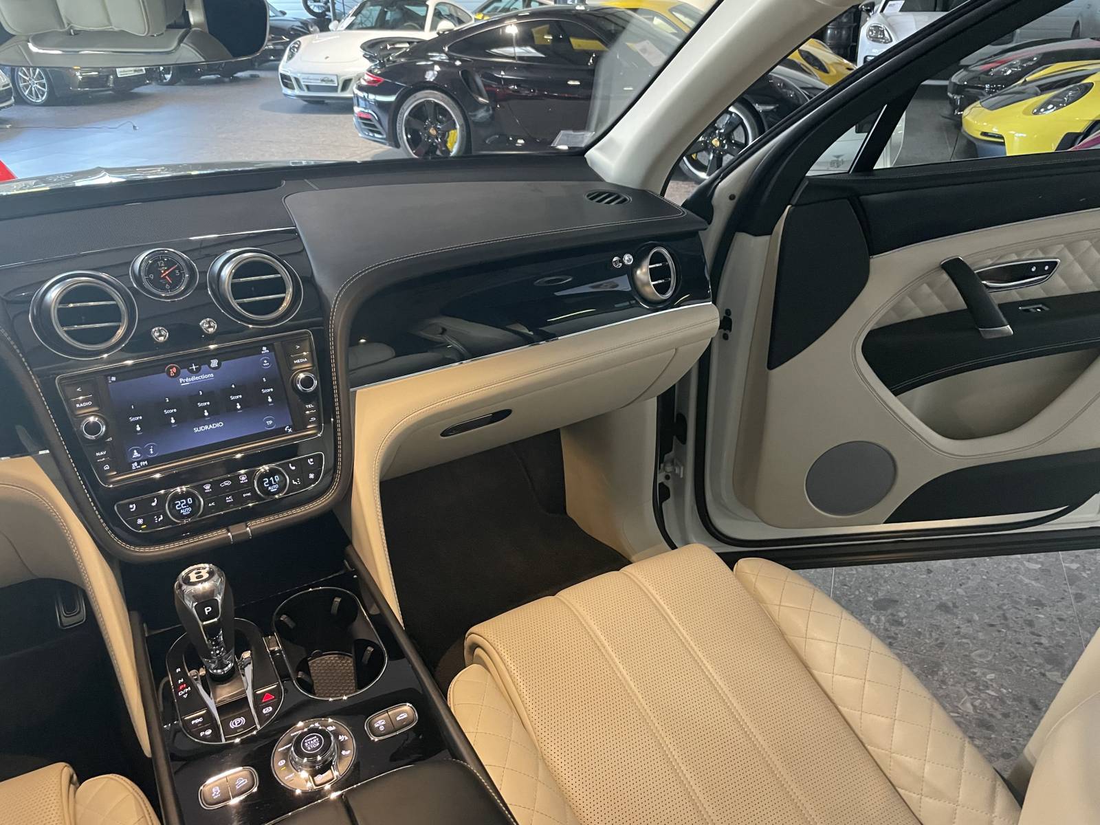 Acheter ce Bentley Bentayga W12 6.0 d'occasion : luxe et puissance 608 ch à Nimes.