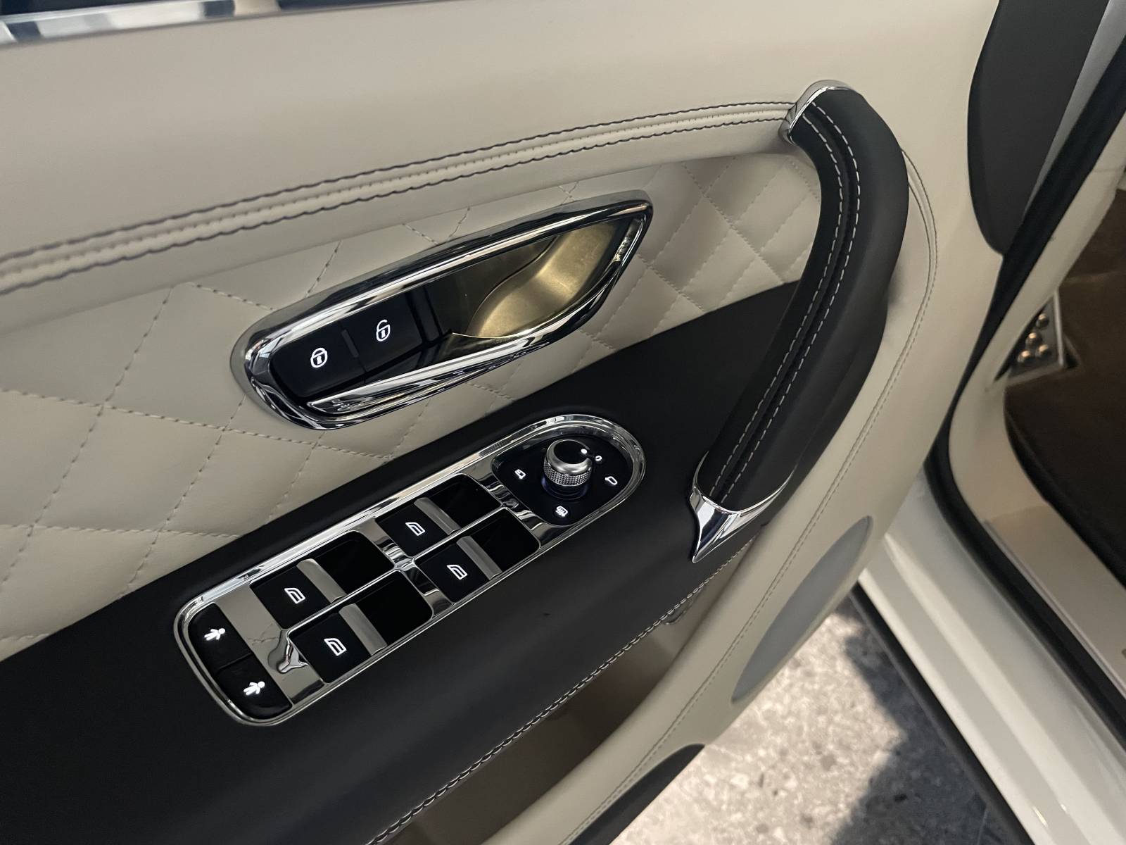 Intérieur cuir du Bentley Bentayga W12 : achat de prestige pour cette voiture de luxe 6.0.