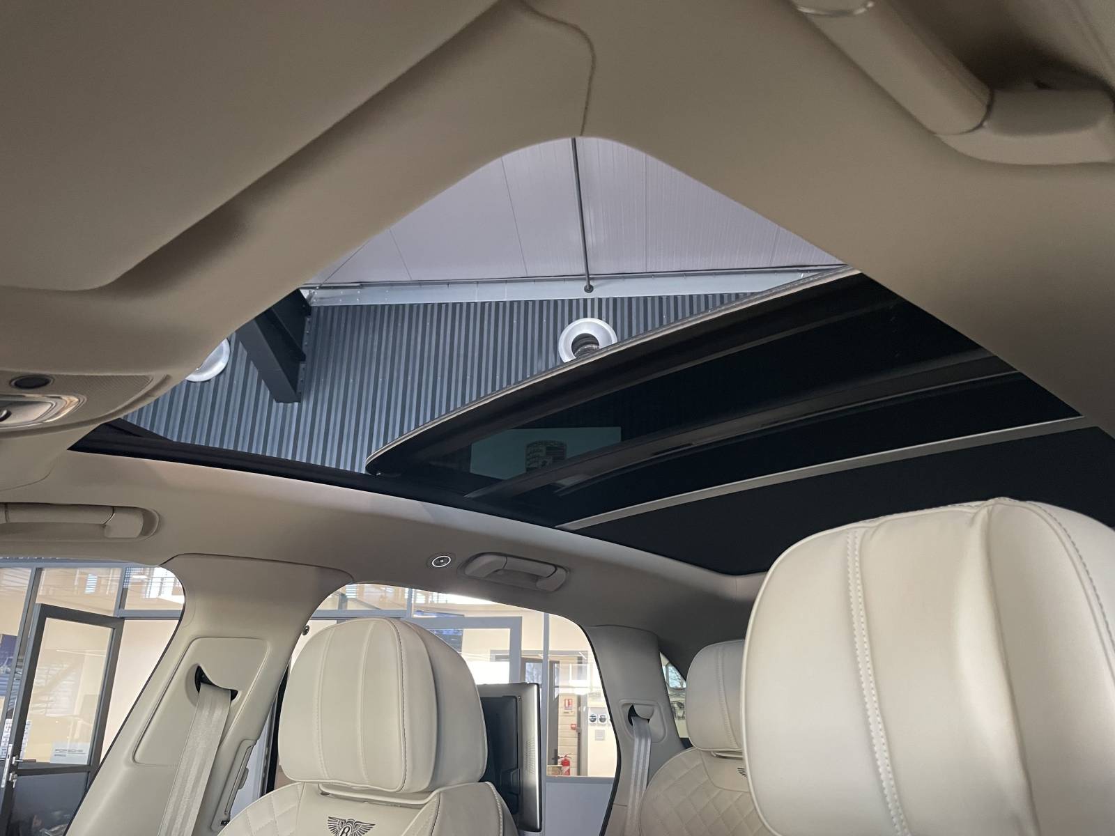 Bentley Bentayga W12 6.0 608 ch : une occasion de luxe à acheter chez My Dream Car Nîmes.