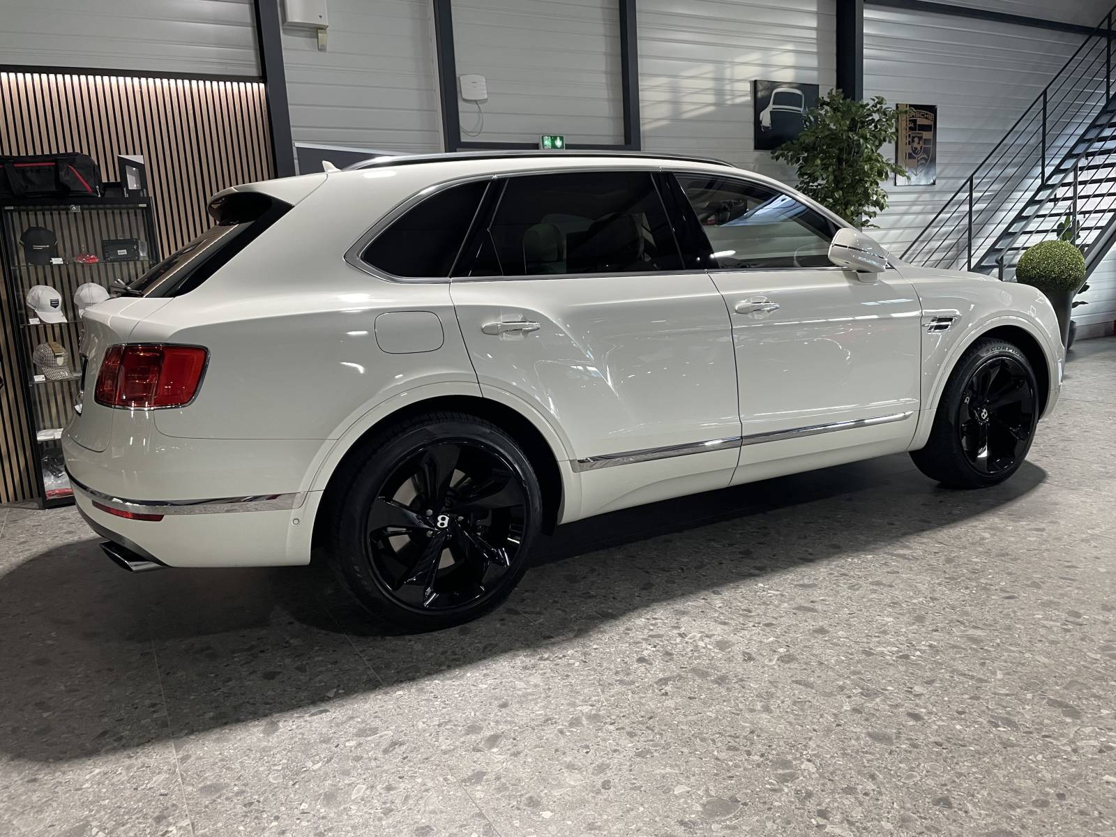 Acheter une voiture de luxe à Nimes : découvrez cette annonce pour un Bentley Bentayga.