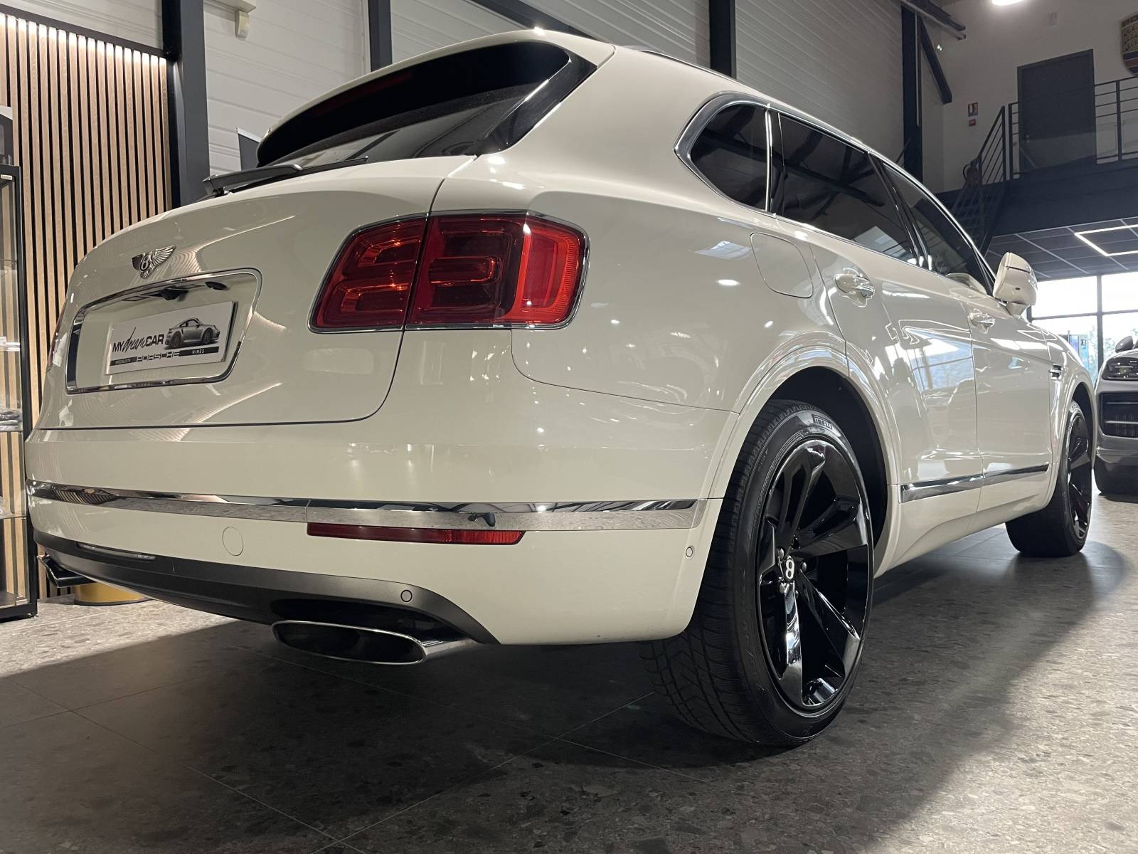 Vue arrière du Bentley Bentayga W12 6.0 : une occasion unique à saisir dans le Gard.
